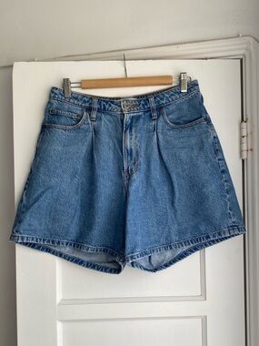 Abercrombie the loose short high rise size 30/10